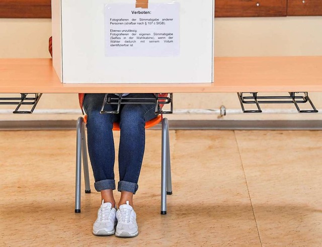 Eine Whlerin im Wahllokal (Symbolbild)  | Foto: Patrick Pleul (dpa)