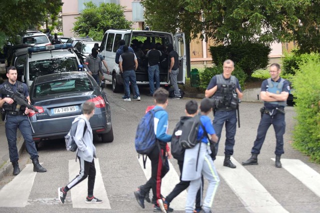 Die franzsische Polizei bei Durchsuch... Verdchtigen, der festgenommen wurde.  | Foto: ROMAIN LAFABREGUE (AFP)