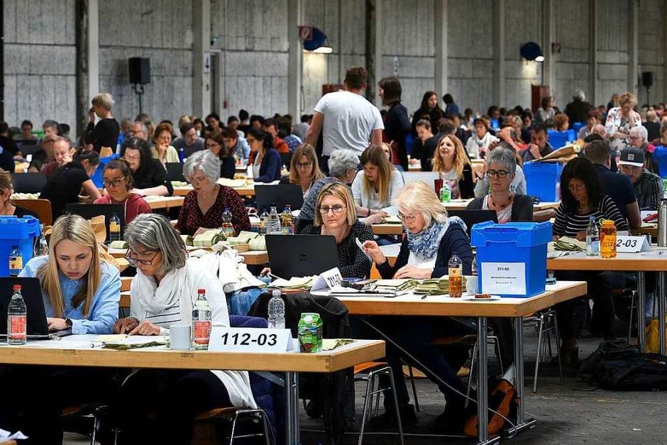 In der Bushalle der Freiburger Verkehrs AG wird am Montag die Kommunalwahl ausgezählt. (Foto: Thomas Kunz) In der Bushalle der Freiburger Verkehrs AG wird am Montag die Kommunalwahl ausgezählt. (Foto: Thomas Kunz)