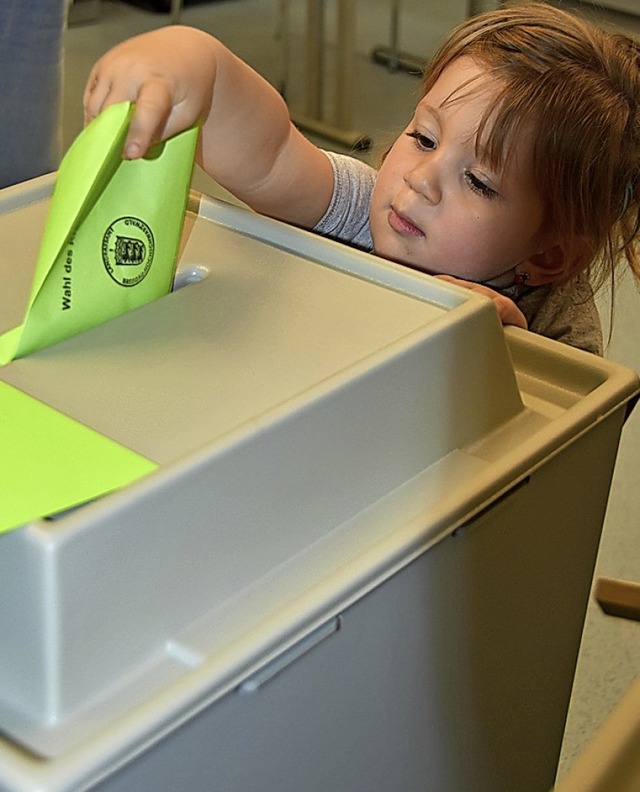 Noch nicht im Wahlalter, aber alt genu...den Wahlzettel einzuwerfen<ppp> </ppp>  | Foto: Andrea Gallien