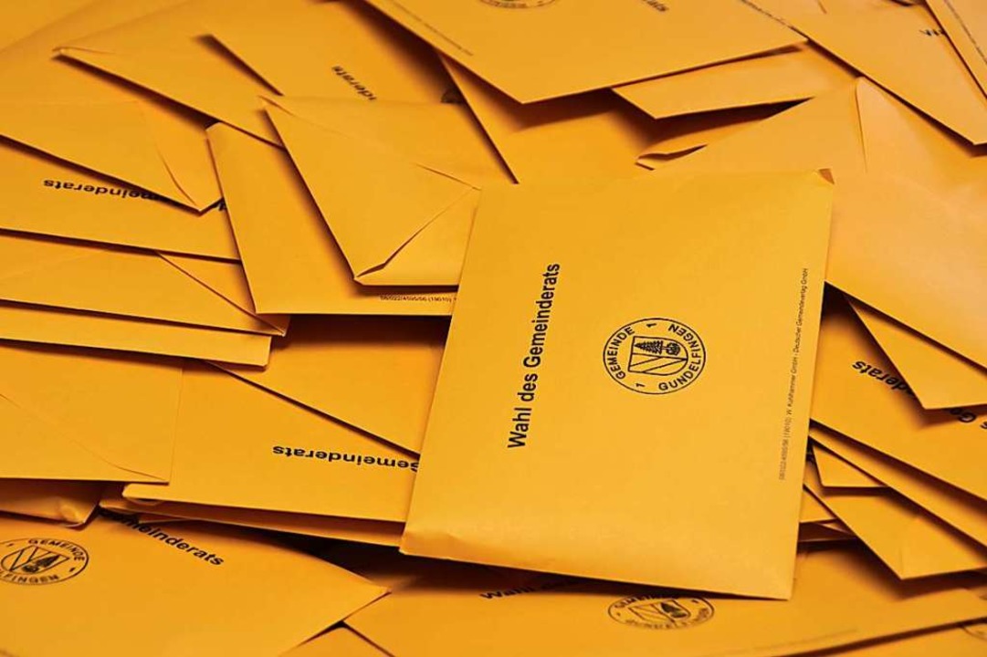 Bis in die späten Nachmittagsstunden z...Denzlinger Wahlhelfer die Stimmzettel.  | Foto: Andrea Steinhart