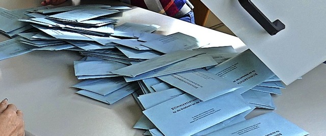 Reichlich zu tun hatten die Wahlhelfer...rats- und Kreistagswahl zu ermitteln.   | Foto: Juliane Khnemund