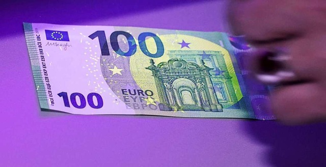 So sieht der neue 100-Euro-Schein aus.  | Foto: Peter Endig (dpa)