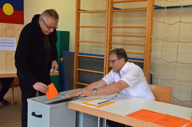 Wahlhelfer Werner Baur ffnet einem W...die Wahlurne fr die Gemeinderatswahl.  | Foto: Sebastian Barthmes