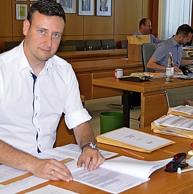Georg Schrempp (links), Mitarbeiter de...fung der Gemeinderatswahl-Unterlagen   | Foto: hr