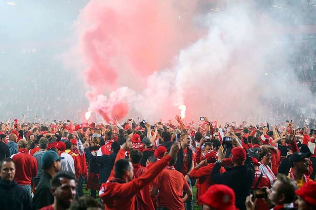 Die Fans von Union Berlin strmten den Platz und feierten den Aufstieg.  | Foto: Andreas Gora (dpa)