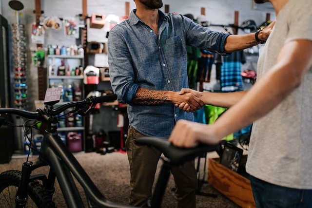 Wer lnger Freude an seinem neuen Rad ... unbedingt beim Fachhndler einkaufen.  | Foto: Jacob Lund (stock.adobe.com)
