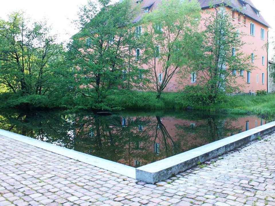 Hinter dem Rathaus befindet sich ein Teich...  | Foto: Emma Tries