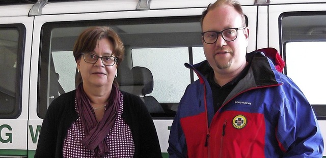 Susanne Spachholz, Vorsitzende des Han...en der Bergwacht Wutach, eine Spende.   | Foto: Gertrud Rittner