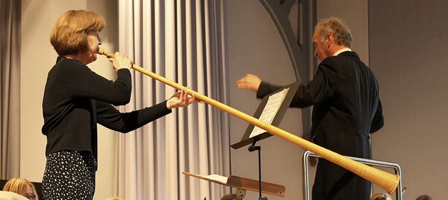 Petra Schilli spielt den Solopart auf einem Naturhorn  | Foto: Hildegard Karig