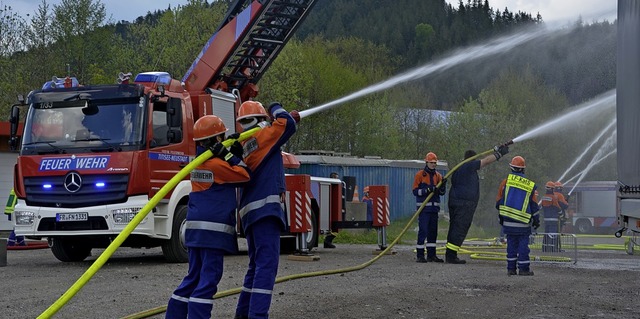 Mit Wasser lschen ist mehr als mit Wa...ben die jungen Feuerwehrleute gelernt.  | Foto: kamera24