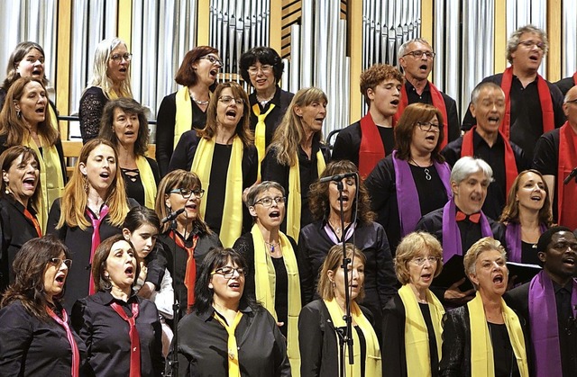 Beschwingte Chorfreundschaft: Der Scho... der vollen evangelischen Stadtkirche.  | Foto: Roswitha Frey