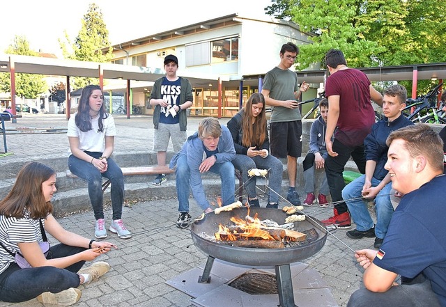 Jugendliche beim gemeinsamen Stockbrot...m Hof der Grenzacher Brenfelsschule.   | Foto: Heinz und Monika Vollmar