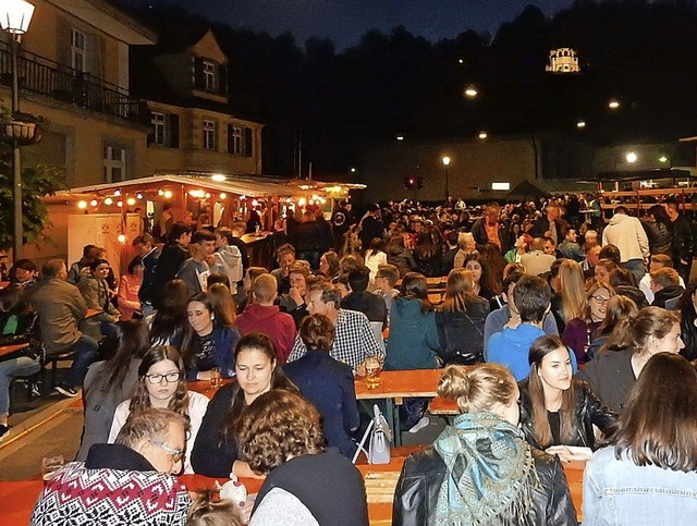 Viele Gste beim Fest und ganz hinten ...tadtmurefescht&#8220; der Stadtmusik.   | Foto: Kurt Meier