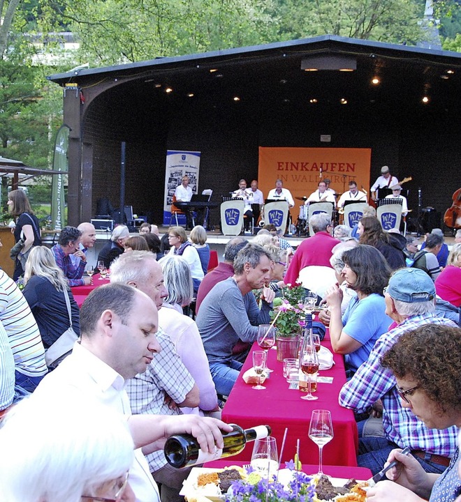 Die Besucher lieen sich gern von Wein...mal das Wetter zum Verweilen beitrug.   | Foto: Dorothea Scherle
