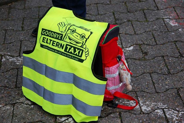 Die Helfer verteilten Warnwesten.  | Foto: Wolfgang Beck