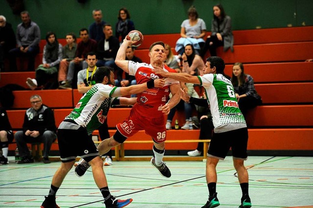 Sven Bechtold (rotes Trikot) spielt fr die  HSG  Ortenau Sd.  | Foto: Pressebro Schaller