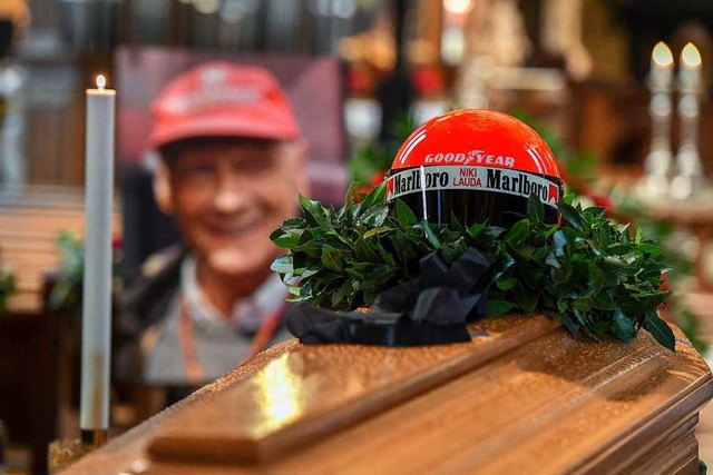 Sein Helm liegt auf dem Sarg.  | Foto: JOE KLAMAR (AFP)