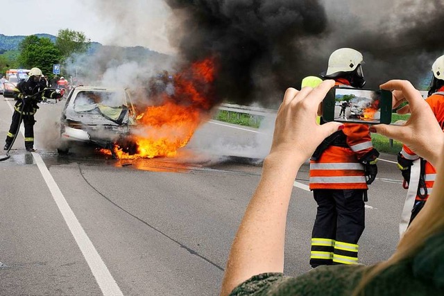 Schaulustige mit Smartphone gehren an Unfallorten zum Alltag.   | Foto: dpa Deutsche Presse-Agentur