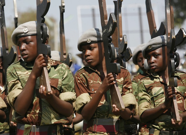 Diese Jungs werden in einer Soldatenschule in Simbabwe (Afrika) trainiert.  | Foto: epa Aaron Ufumeli