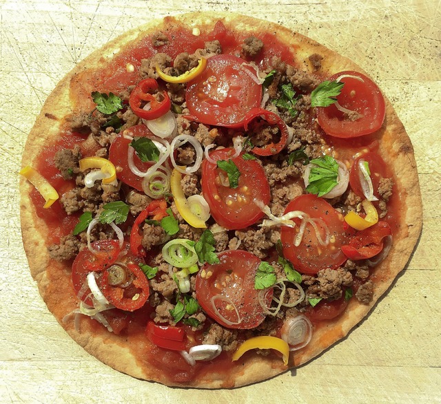 Pizza mit Hackfleisch, orientalisch gewrzt.   | Foto: Stechl