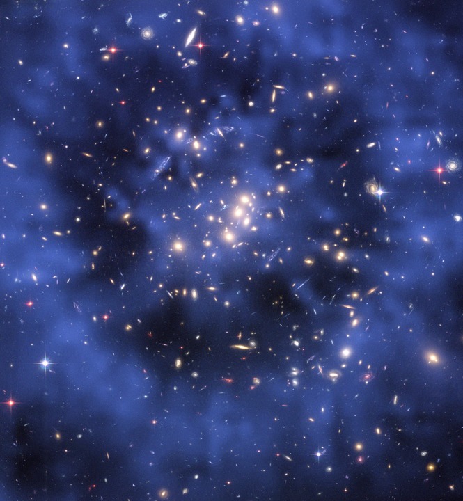 Simulation von dunkler Materie, über e...e des Weltraumteleskops Hubble gelegt.  | Foto: NASA (dpa)