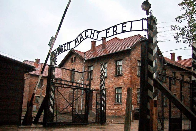 &#8222;Arbeit macht frei&#8220; als zy...Eingang zum Stammlager von Auschwitz.   | Foto: dpa