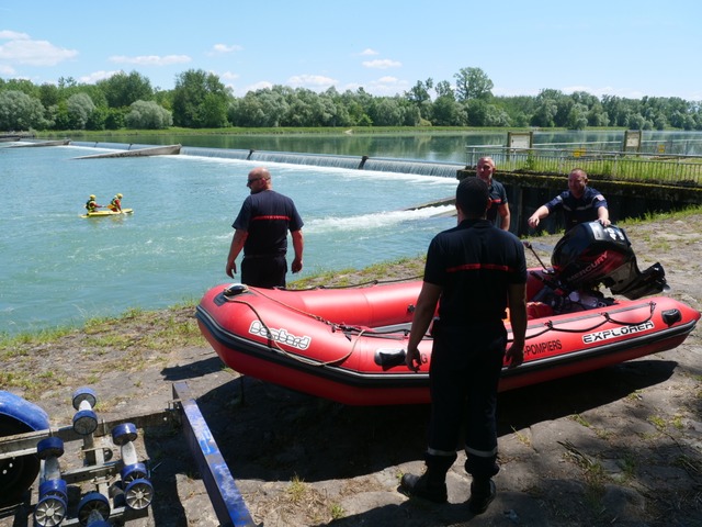 Rettungskrfte suchen Vermisste nach Bootsunglck bei Ottenheim  | Foto: kamera24.tv