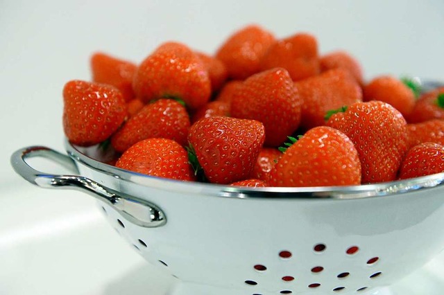 Erdbeeren &#8211; weil unter Plastik angebaut, nicht so ganz umweltvertrglich  | Foto: Andrea Warnecke (dpa)