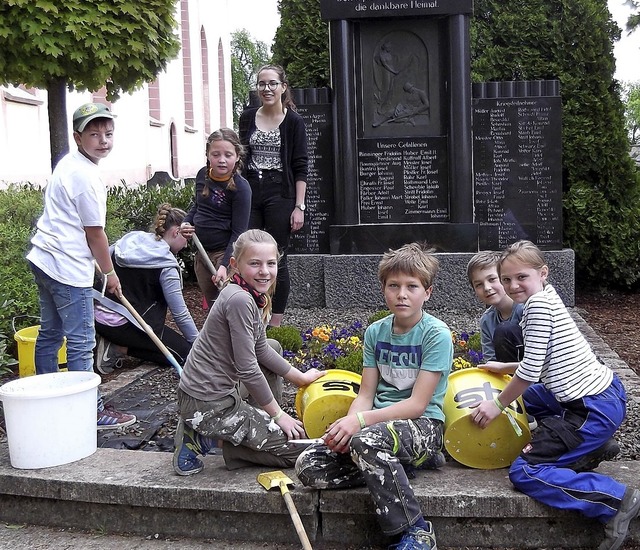 Ein Teil der jungen fleiigen Akteure ...Areal um das Kriegerdenkmal gesubert.  | Foto: Gertrud Rittner