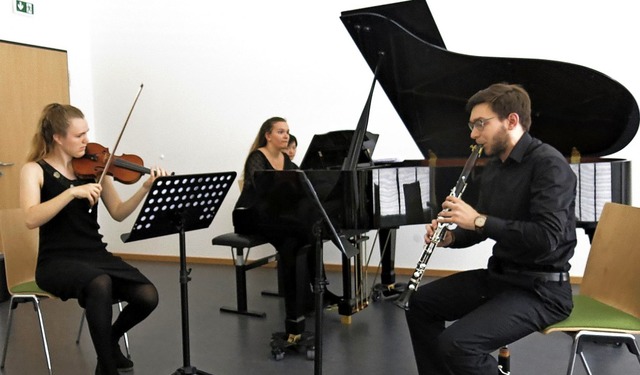 Annika Spegg (Geige), Clara Casado (Kl...und Julien Floreani spielen Strawinsky  | Foto: Georg Vo