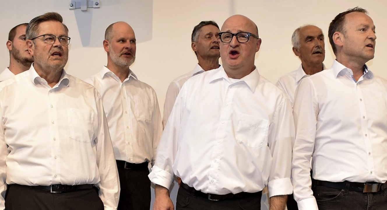 Mit humorvollen Gesangseinlagen begeis...lhelm-Hildenbrand-Schule seine Gäste.   | Foto: Cecile Buchholz