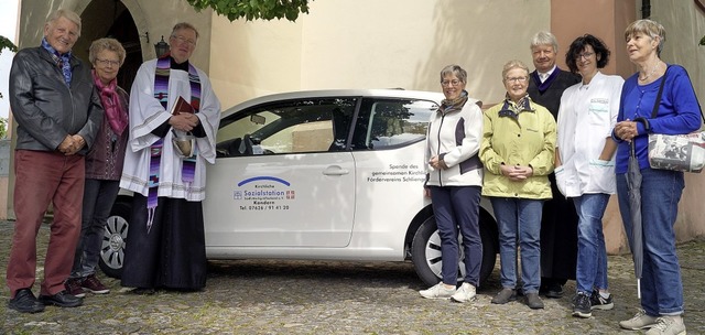 Walter Siebold (von links), Hedi Siebo...te Trndlin-Ehrler mit dem neuen Auto.  | Foto: Silke Hartenstein