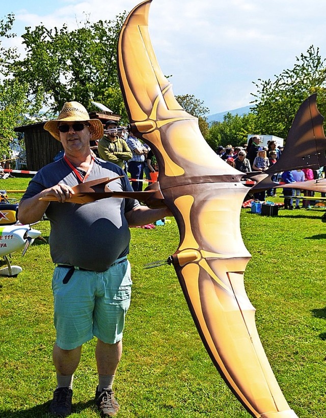 Dieser Modellbauer hat sogar einen  Flugsaurier konstruiert.  | Foto: Edgar Steinfelder