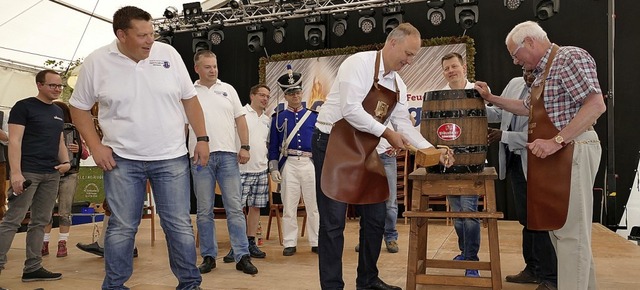 Sicherheitsabstand: Jrgen Filipiak (v...lb (rechts) ausgefhrten Bieranstich.   | Foto:  