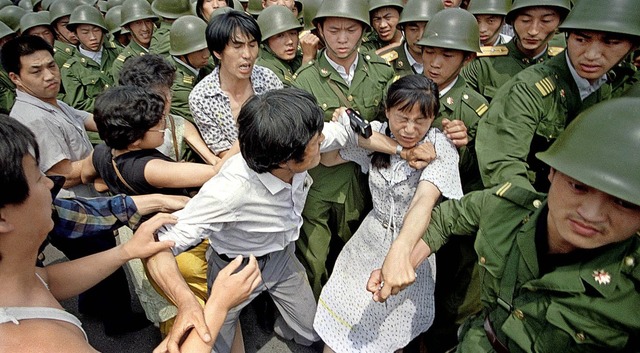 Zivilisten treffen auf Soldaten am Pla...n Friedens in Peking (3. Juni 1989).    | Foto: Jeff Widener (dpa)