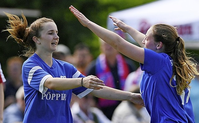 Die Oberriederin Anna Lorenz (links) j...ffer zusammen mit einer Mitspielerin.   | Foto: Patrick Seeger