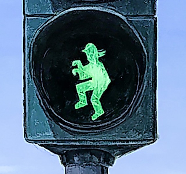 Das Ampelmotiv zeigt eine Illustration des Komikers Otto Waalkes.  | Foto: -- (dpa)