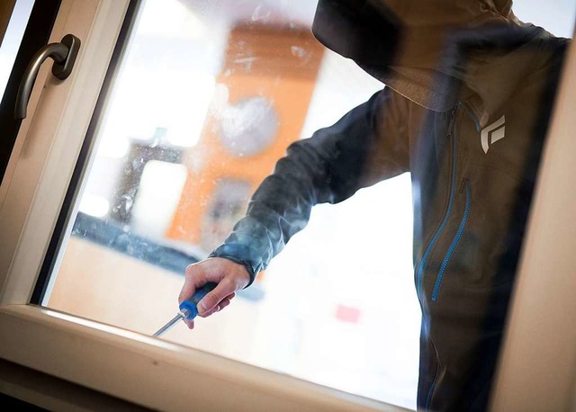Die Einbrecher brachen ein Fenster auf (Symbolbild).  | Foto: Frank Rumpenhorst
