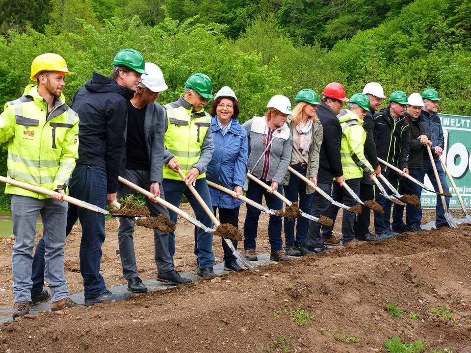 Architekten, Brgermeister und Amtsleiter freuen sich ber den Baubeginn  | Foto: Sattelberger