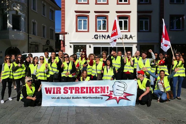 Streikende Beschftigte im Lrracher Einzelhandel  | Foto: Barbara Ruda