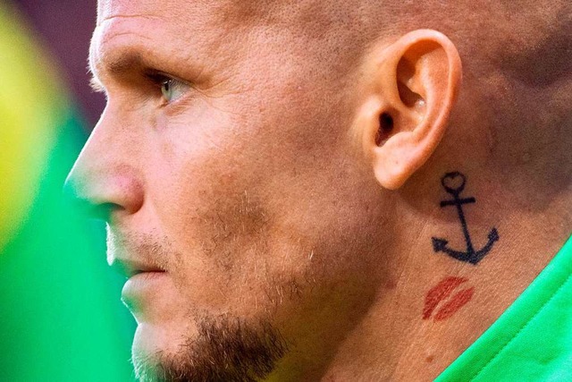 Jonathan Schmid: Ein Mann  mit staken Tattoos und starken Standards   | Foto: dpa