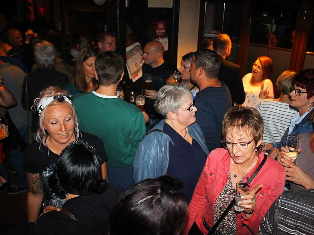 DJ Flodder vom Radiosender Baden.fm ist bei der Kneipennacht in Waldkirch immer in „d' Hex“ anzutreffen. Der hat es drauf, den Gsten, die zahlreich kamen, einen tollen Partyhit-Mix aufzulegen. Die Stimmung war hier super.