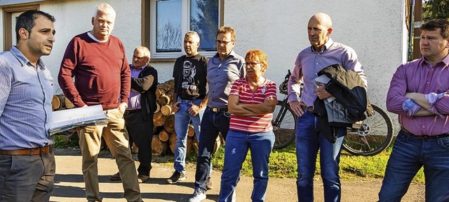 Kreisbaumeister Hulusi zdin (links) e... rechtliche Situation zum Bauvorhaben.  | Foto: Wilfried Dieckmann