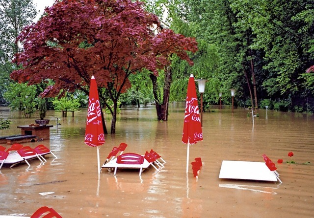 Tische und Sthle der Minigolfanlage Waldshut standen im Mai 1999 unter Wasser.   | Foto:  Karl-Heinz Gerwert
