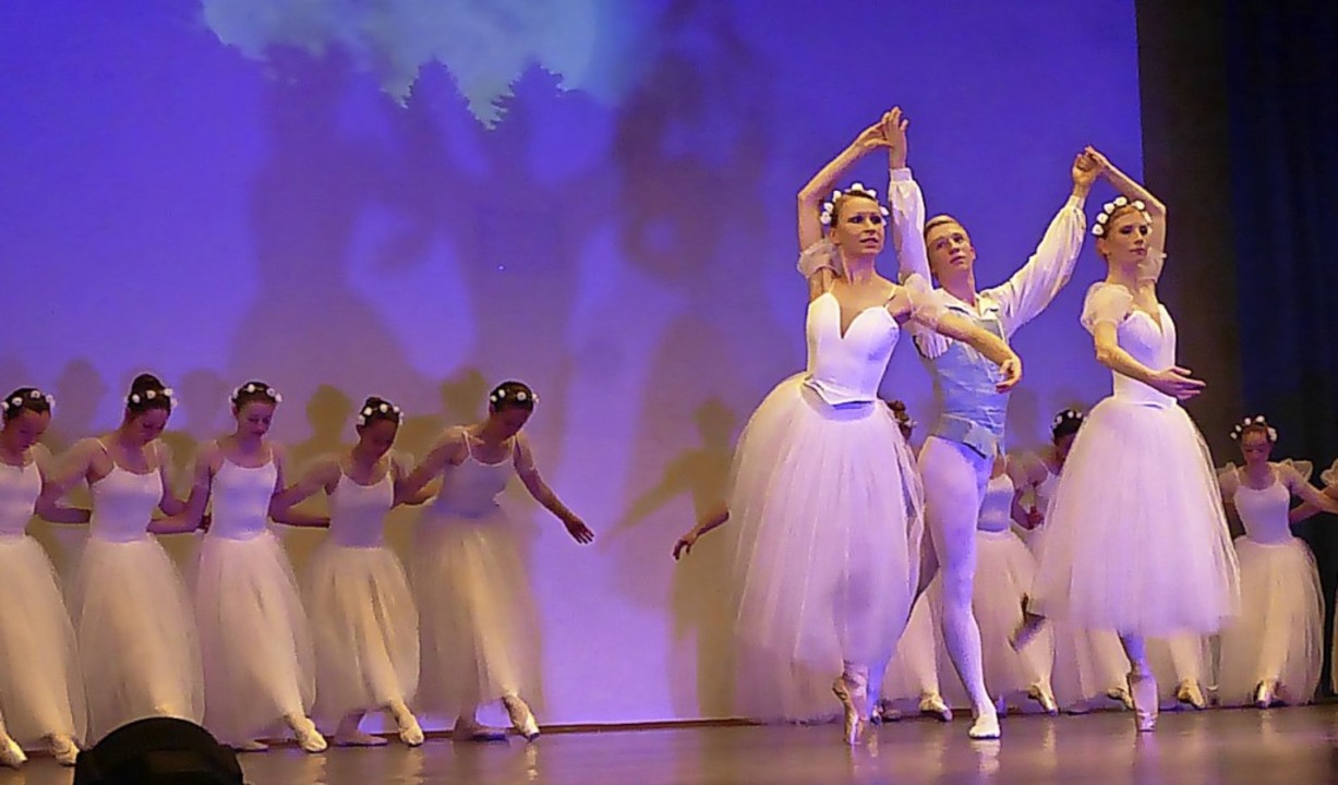 Klassisch: Solisten und Corps de Ballet in der &#8222;Chopiniana&#8220;   | Foto: Anne Freyer