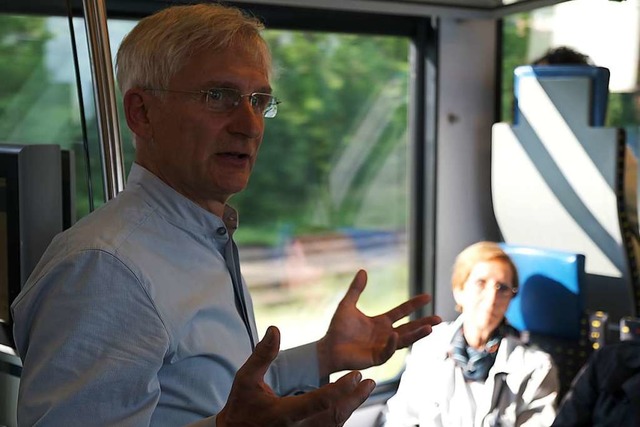 Gerhard Zickenheiner erklrte in der Regio-S-Bahn  Nachhaltigkeit.   | Foto: Ansgar Taschinski