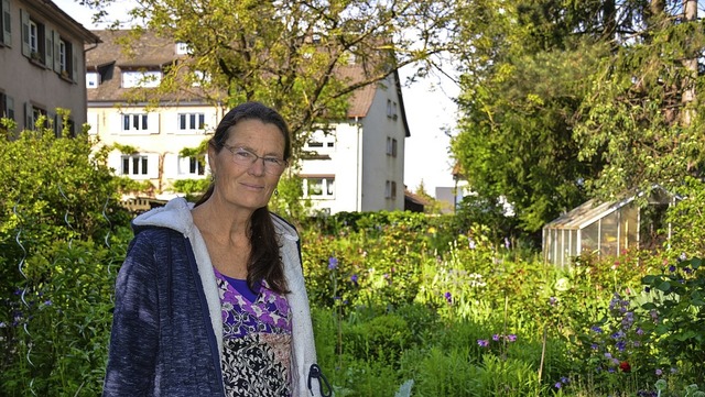 Manuela Mller-Goldegg  kmmert sich s...ren um den Garten an der Frickstrae.   | Foto: Gabriele Hennicke