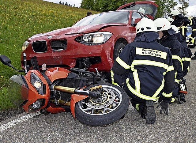 Die Feuerwehr St. Mrgen im Einsatz am Unfallort.   | Foto: kamera24