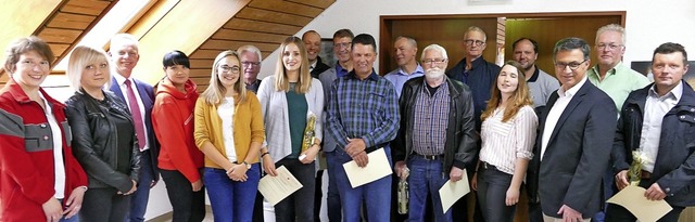 Silke Marschall vom DRK-Ortsverein  (l... Vorfeld der Gemeinderatssitzung aus.   | Foto: Tanja Bury